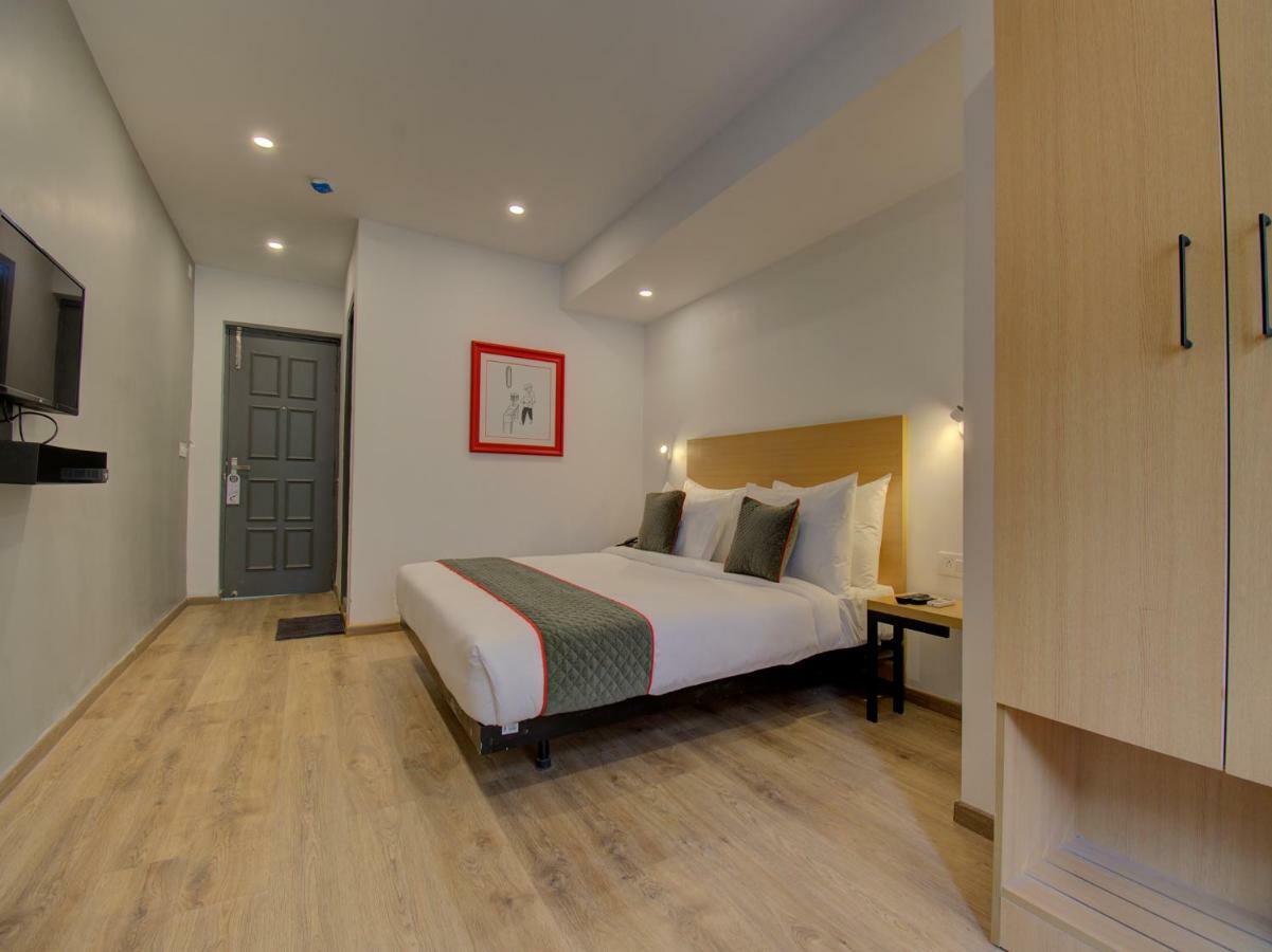 Oyo Townhouse 150 Shreyas Colony Hotel Ahmedabad Ngoại thất bức ảnh