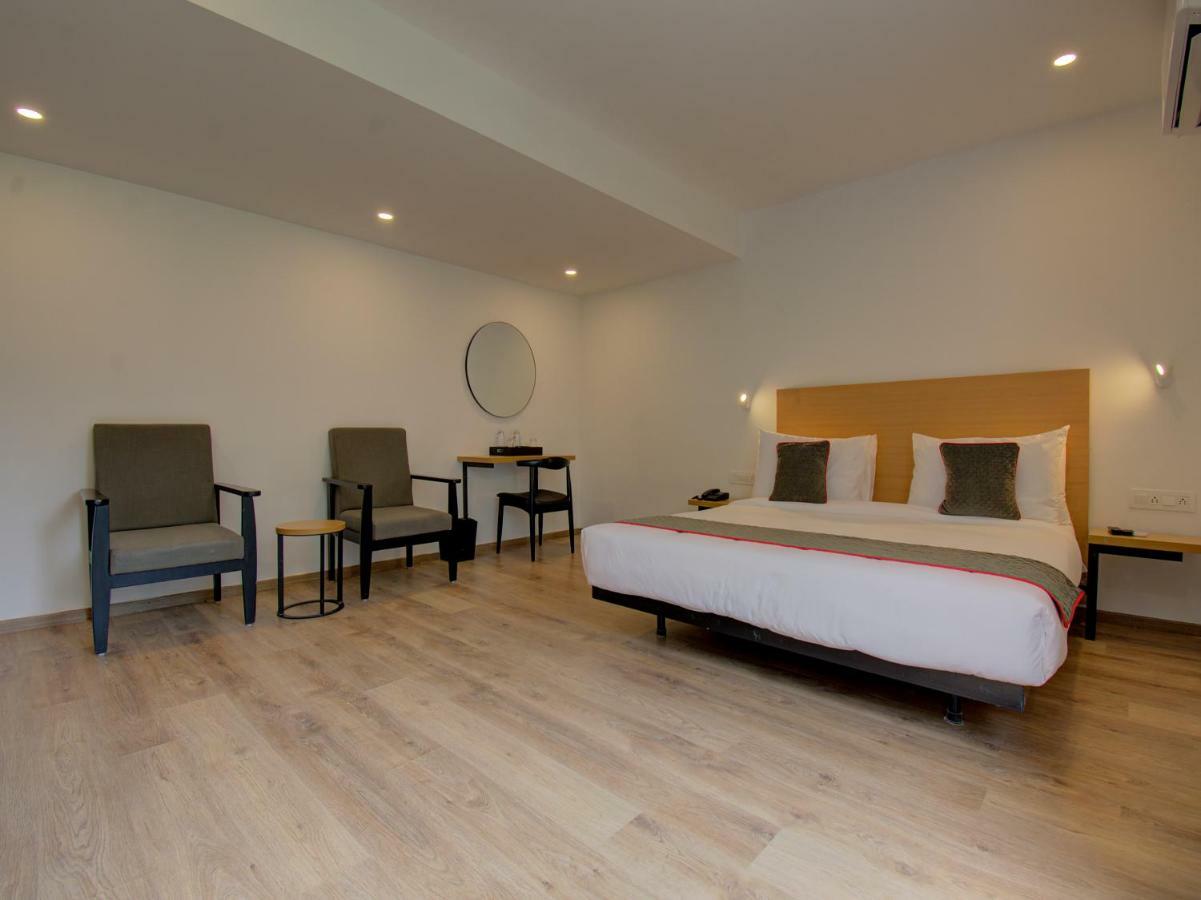 Oyo Townhouse 150 Shreyas Colony Hotel Ahmedabad Ngoại thất bức ảnh