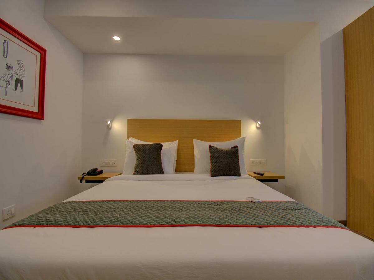 Oyo Townhouse 150 Shreyas Colony Hotel Ahmedabad Ngoại thất bức ảnh